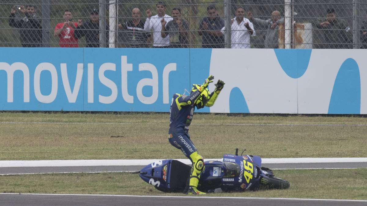 Marquez, in fünf MotoGP-Jahren viermal Champion, sorgt beim zweiten Saisonlauf gleich mehrfach für große Augen. Am Start würgt er seine Honda ab, schiebt sie an und kehrt dann auf seinen Platz zurück. Wegen des Manövers muss er später einmal durch die Boxengasse fahren und sortiert sich weit hinten wieder ein. Doch ein Marquez gibt nicht klein bei