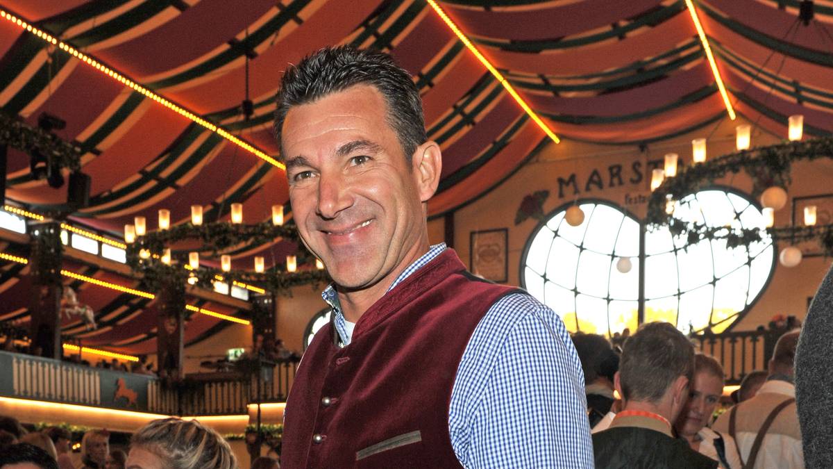 Ex-Tennisspieler Charly Steeb hat beim BILD-Wiesn-Stammtisch im Marstall-Festzelt seinen Spaß
