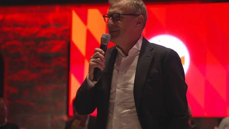 Mit seiner Glanztat hielt Torwart Sven Ulreich den Sieg des FC Bayern München gegen den FC Kopenhagen fest - und wird vom Vorstandsvorsitzenden Jan-Christian Dreesen in seiner Bankettrede direkt gelobt.