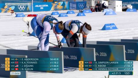 Die Langläuferin Darja Neprjajewa "klaut" aus Versehen die Ski der Deutschen Katharina Hennig Dotzler. Die Kommentatoren sind fassungslos.