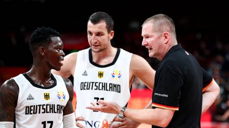 Bundestrainer Henrik Rödl im Gespräch mit Dennis Schröder und Paul Zipser