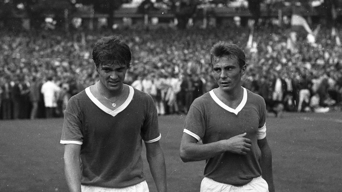 Einer beißt Schalke-Spieler Friedel Rausch in den Hintern, auch ein Teamkollege wird erwischt. Die Narbe konnte man Jahre später noch sehen, erklärte der inzwischen verstorbene Rausch