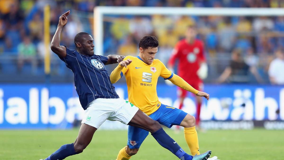 Angestachelt durch die Fans zeigen sich die Braunschweiger gleich wieder mit höchster Intensität am Werk. Aber auch Wolfsburg steckt nicht auf. Der VfL kann überraschend auf Josuha Guilavogui (l.) bauen, der trotz muskulärer Probleme in der Startelf steht