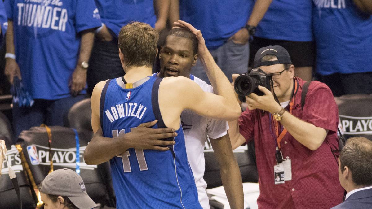 Auch in der Saison 2015/16 muss Nowitzki bereits nach der ersten Playoff-Runde getröstet werden. Hier umarmt ihn OKC-Superstar Kevin Durant, nachdem sein Team Dallas in fünf Spielen bezwungen hat