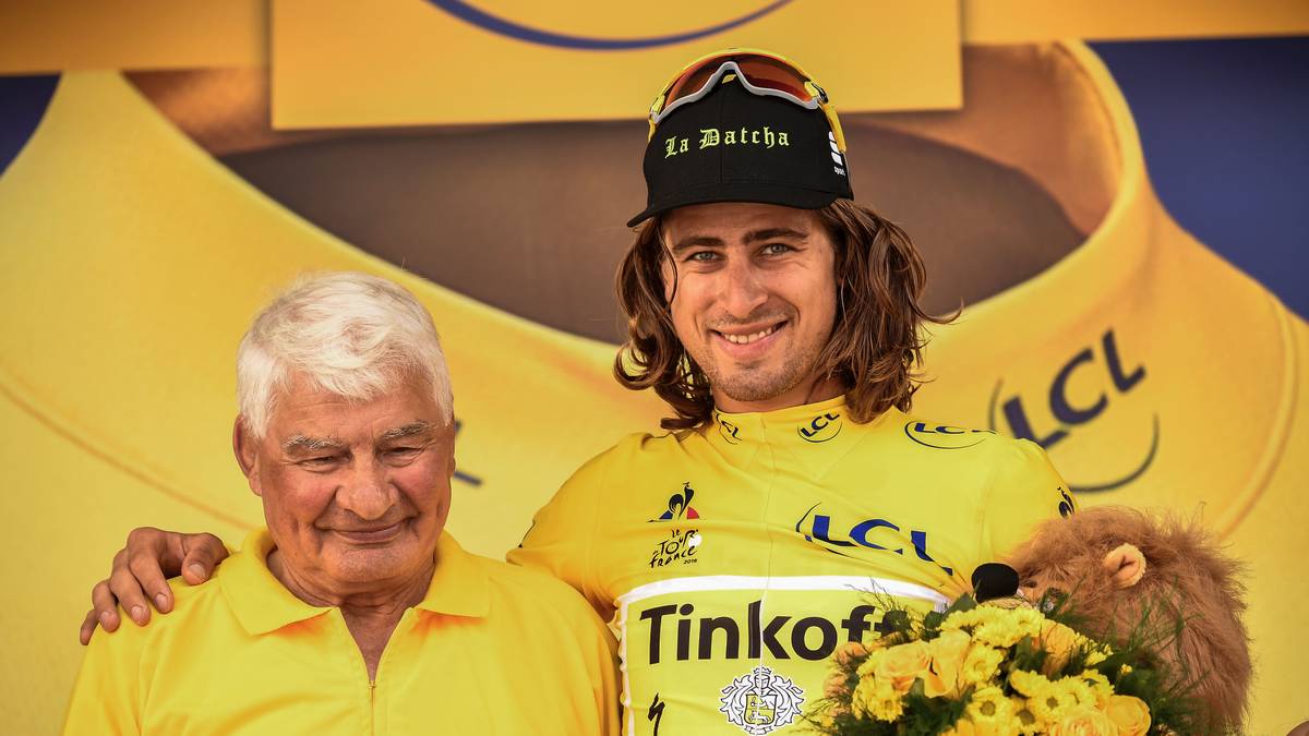 Peter Sagan kann sein gelbes Trikot verteidigen und feiert das gemeinsam mit dem ehemaligen Fahrer Raymond Poulidor