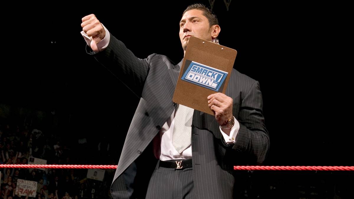 21. FEBRUAR 2005 - Daumen runter, Teil 2: Randy Orton hat Triple H in Zaum halten können, nun aber wendet sich ein anderes Evolution-Mitglied gegen ihn: Royal-Rumble-Sieger Batista entscheidet sich dafür, World Champion Triple H herauszufordern - und attackiert ihn