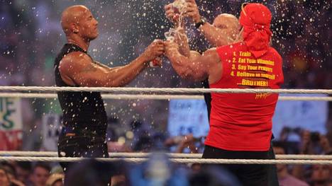 The Rock und Hulk Hogan (mit Steve Austin, M.) bei der Eröffnung von WrestleMania 30 2014