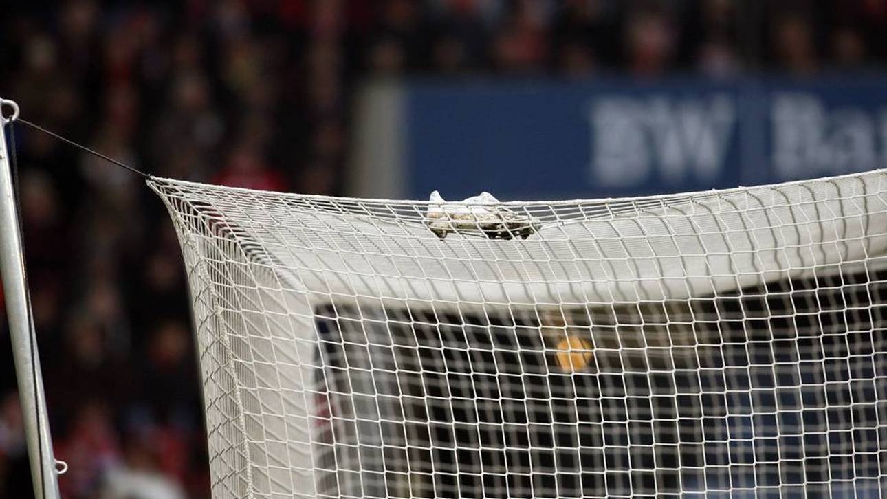 Der Schuh von Sejad Salihovic auf dem Tornetz von Jens Lehmann