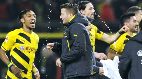 Pierre-Emerick Aubameyang und Marco Reus feiern den Dortmunder Sieg gegen Mainz