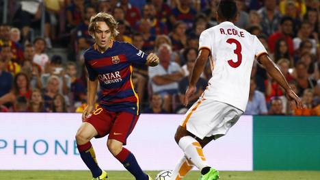 Alen Halilovic vom FC Barcelona im Zweikampf mit Ashley Cole