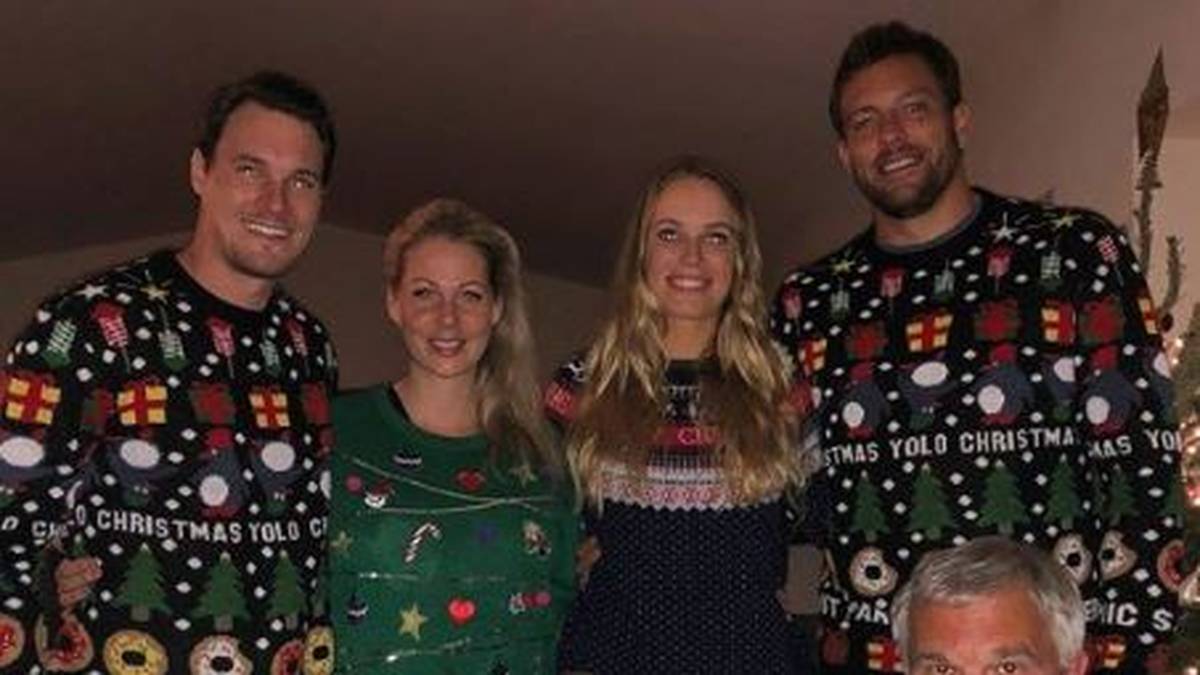 Familie, Hunde, Weihnachtspullis: Bei Tennis-Star Caroline Wozniacki und ihrem Verlobten - Ex-Basketballer David Lee - fehlt es an nichts
