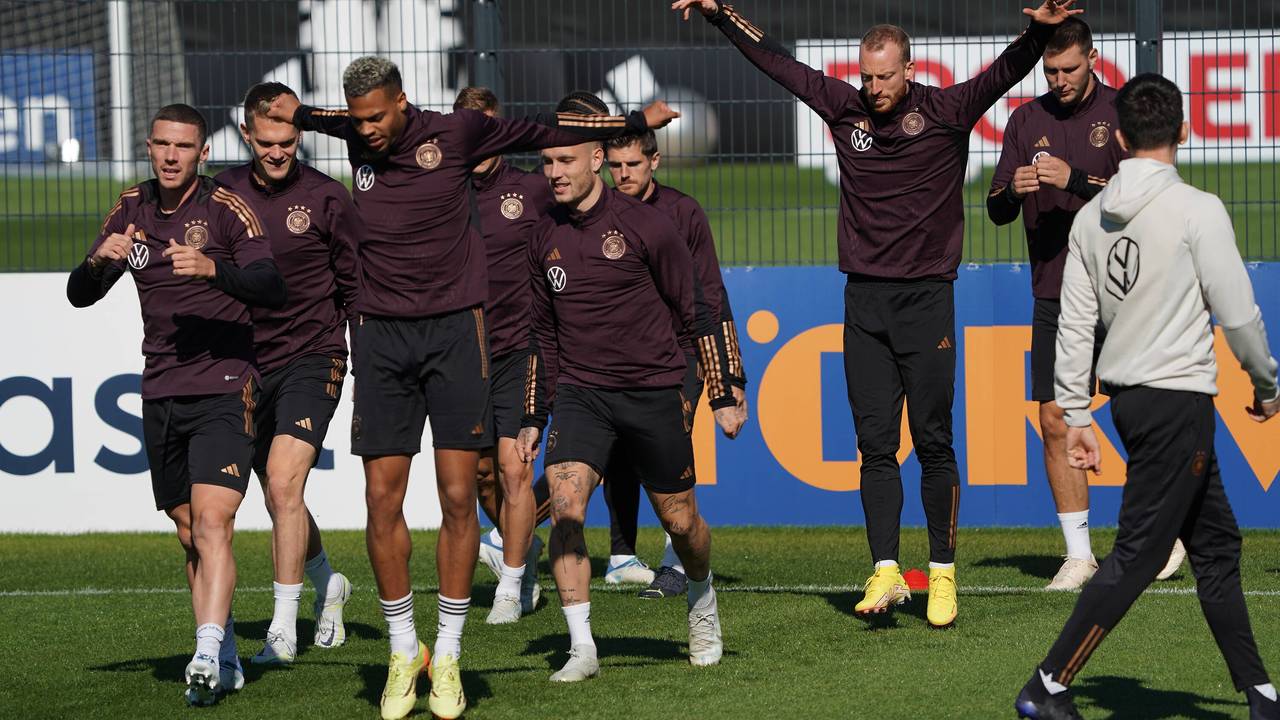 Abschlusstraining vor Ungarn-Spiel: Küsschen! DFB-Stars veralbern Robin Gosens