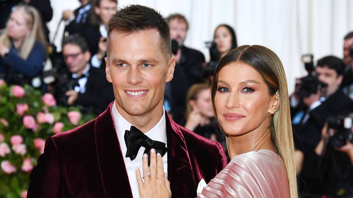 Schlicht aber stilsicher präsentierten sich der vierfache Super-Bowl-Sieger Tom Brady mit seiner Ehefrau Gisele Bündchen. Während er im weinroten Anzug überzeugte, trug das Supermodel ein roséfarbenes Kleid
