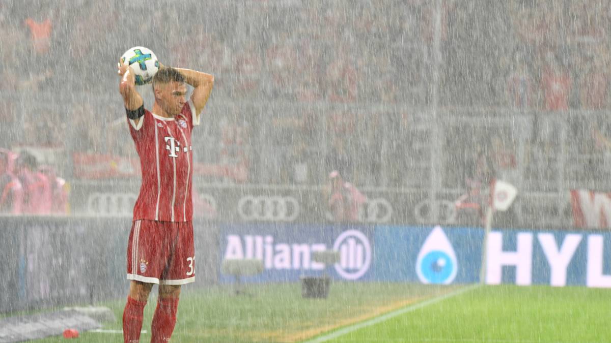 Nach einem starken Beginn des FC Bayern, wird es auf einmal stürmisch. Allerdings nicht auf dem Rasen, sondern wetterbedingt. Ein starkes Unwetter zieht in München auf und bringt heftigen Wind und sintflutartigen Regen