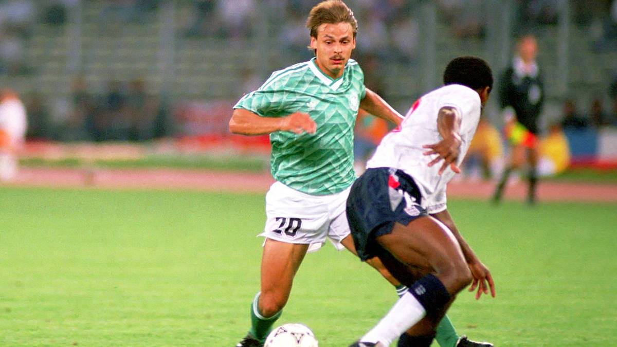 Olaf Thon (l.) darf 1990 bei zwei Spielen mitwirken. Im Halbfinale gegen England (Bild) trifft er schließlich den entscheidenden Elfmeter - und das "kühl bis ans Herz", so sagte es damals TV-Kommentator Dieter Kürten. 