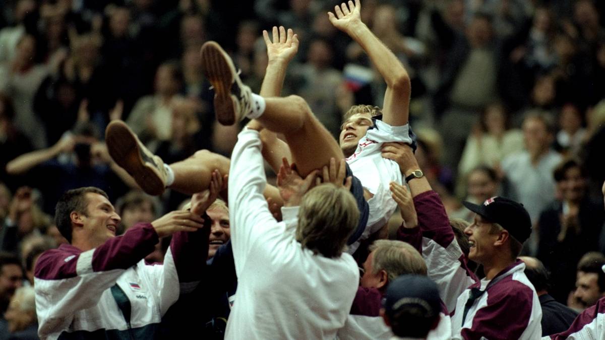 Im fünften Satz beim Stand von 7:6 vergibt Stich sage und schreibe acht Matchbälle. Am Ende geht der Russe mit 14:12 als Sieger vom Platz. Russlands damaliger Präsident Boris Jelzin zeichnet seinen Landsmann sogar mit dem nationalen Verdienstorden für besonderen Mut aus