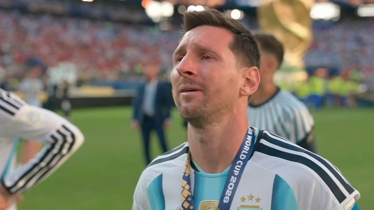 Als er gefeiert wird, vergießt Messi bittere Tränen