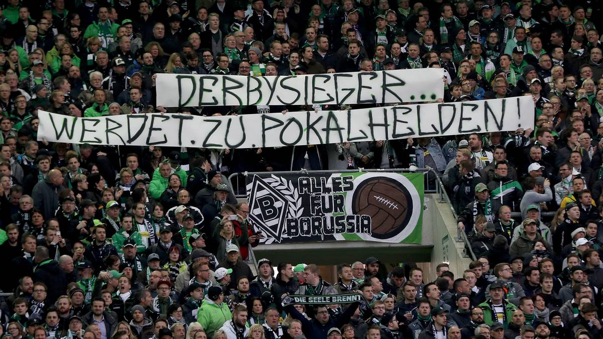Einige Stunden zuvor war eine große Choreographie der Heimanhänger von der Putzkolonne beschädigt worden. Trotzdem feuern einzelne Fans ihre Mannschaft mit Plakaten an