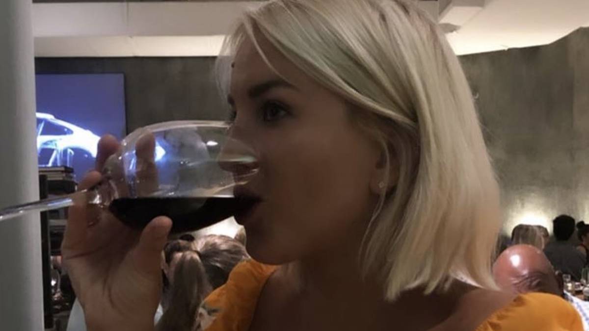 Dries Mertens ist in Richtung Saisonvorbereitung bei SSC Neapel unterwegs und hat sich in seiner Instagram-Story von seiner Frau Kat Kerkhofs verabschiedet. Der Belgier werde sie vermissen, "und diese zwei auch", schrieb er eindeutig zweideutig unter Kerkhofs Dekolleté