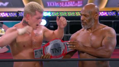 Mike Tyson überreichte Cody Rhodes den neuen Titelgürtel