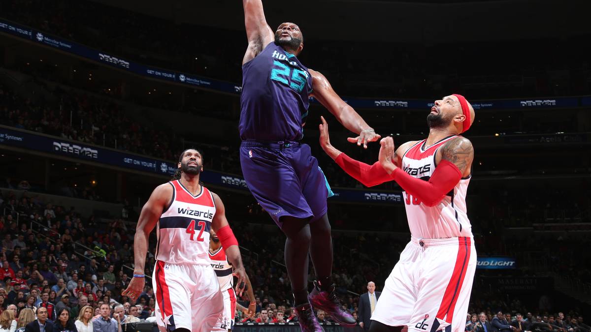Al Jefferson (M.) bringt die Hornets mit einer Energieleistung in die Verlängerung. Insgesamt verbucht der Center 31 Punkte