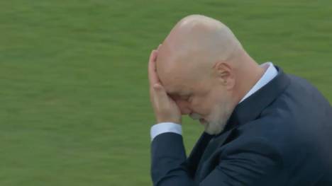 Der Trainer der bosnischen Nationalmannschaft, Sergej Barbarez, kann nach Abpfiff seine Tränen über das WM-Aus nicht mehr verbergen.