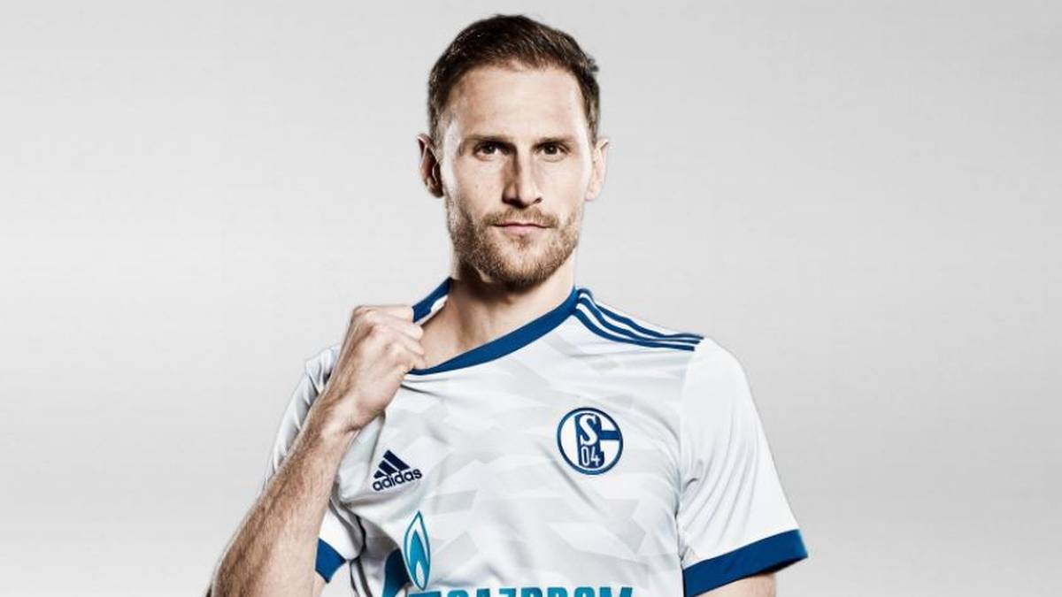 FC SCHALKE 04: Das Auswärtstrikot der Knappen hat sich wenig verändert. Das Weiß dominiert, Kragen und Ärmel sind in Blau gehalten