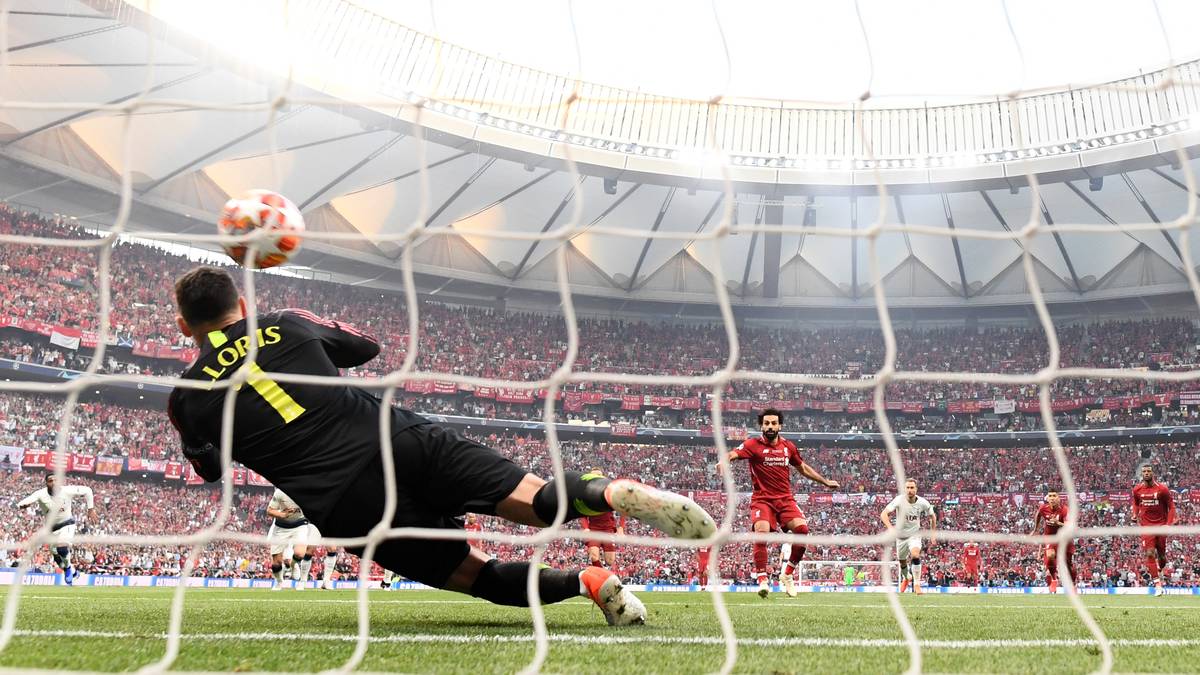 Am Saisonende ging den Spurs aber etwas die Puste aus. Im Champions-League-Finale verpasste Lloris mit seinem Team den ganz großen Coup gegen Liverpool. Ein schwacher Trost: Es war nicht Lloris' Schuld. Beim frühen Elfer hatte er Pech, als der Ball neben seinem Kopf einschlug, bei Divock Origis Tor war er machtlos