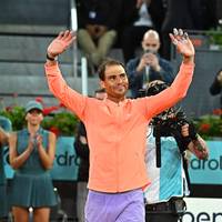 Rafael Nadal unterliegt im Achtelfinale in Madrid und wird anschließend von den Fans emotional gefeiert. Es war der letzte Auftritt des Sandplatzkönigs in der „Caja Magica“.