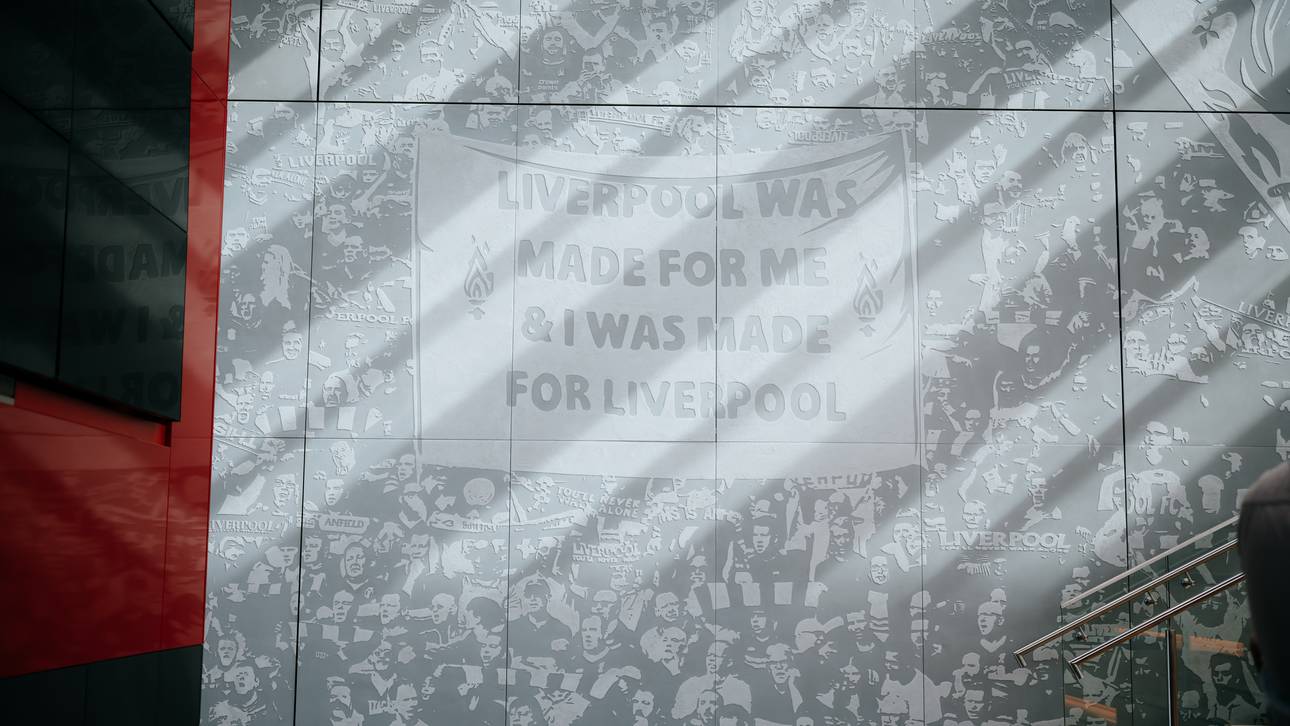 Der Eingangsbereich im Trainingszentrum des FC Liverpool mit einem Wandbild von "The Kop"