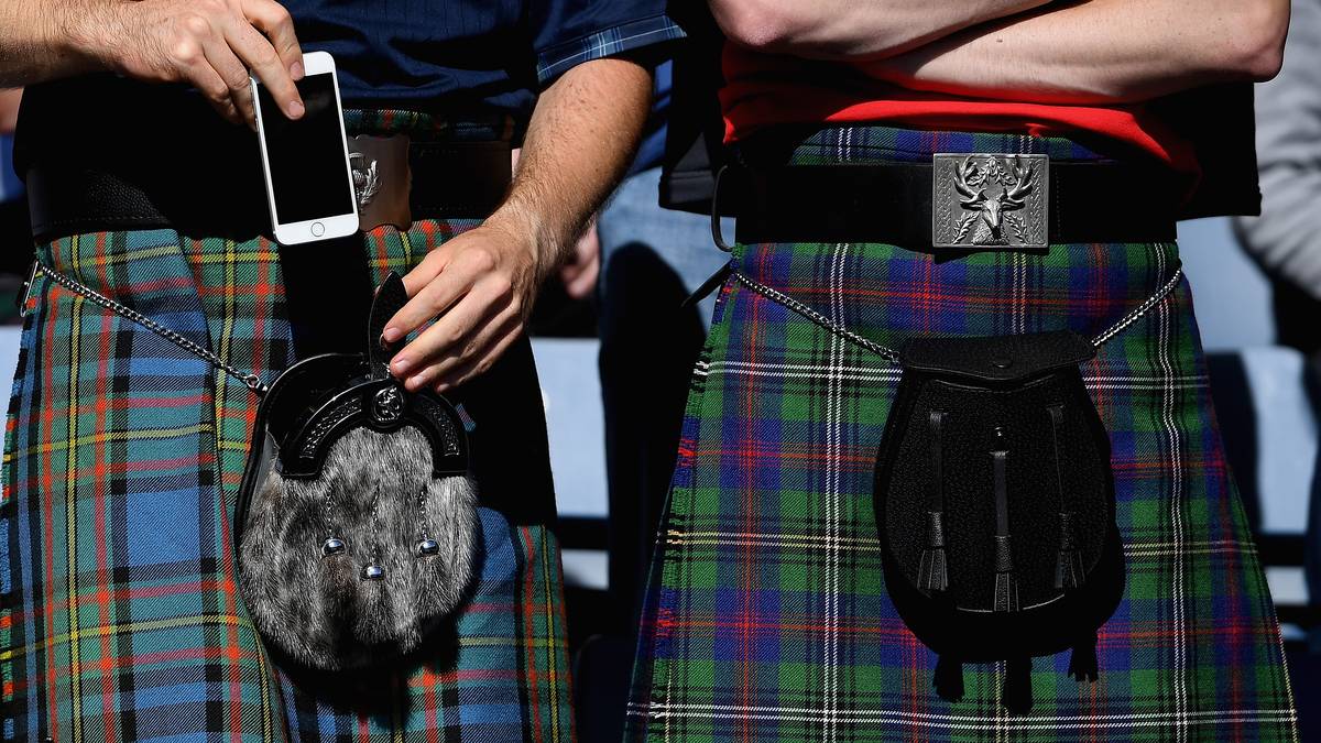 Andere Länder, andere Sitten: Dieser schottische Fan hat eine ganz eigenen Platz für sein Handy gefunden