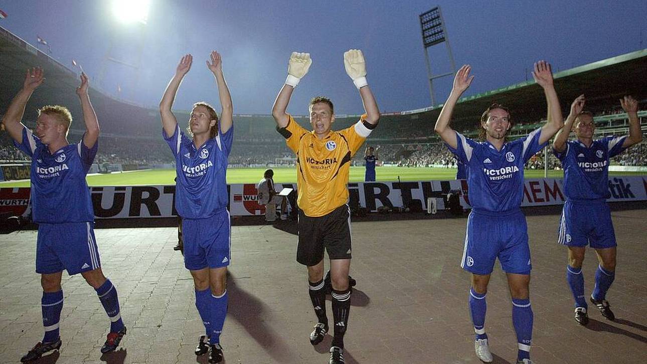 Die Schalker halten die Fans während des Stromausfalls bei Laune - v. li.: Mike Hanke, Niels Oude Kamphuis, Frank Rost und Sven Vermant