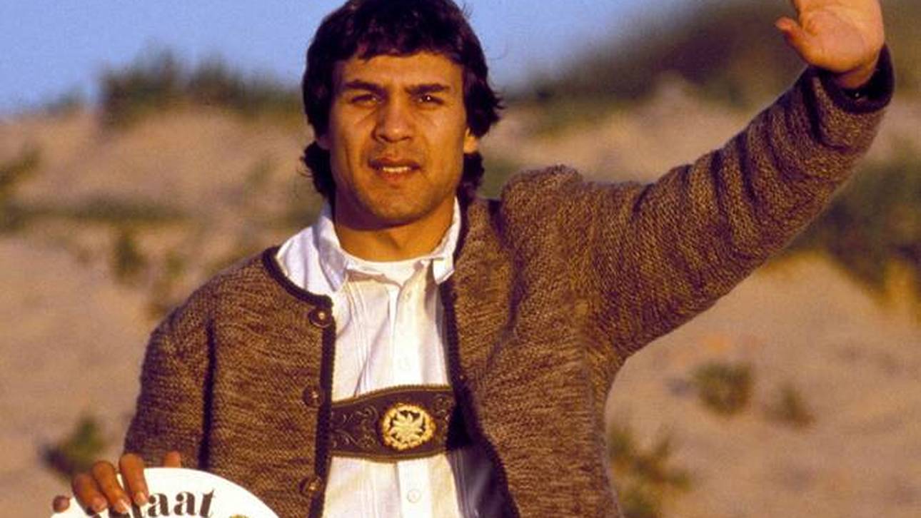 Rabah Madjer beim Shooting in traditionell bayrischer Kleidung, ein tatsächlicher Vertragsabschluß mit den Bayern kam nie zu Stande