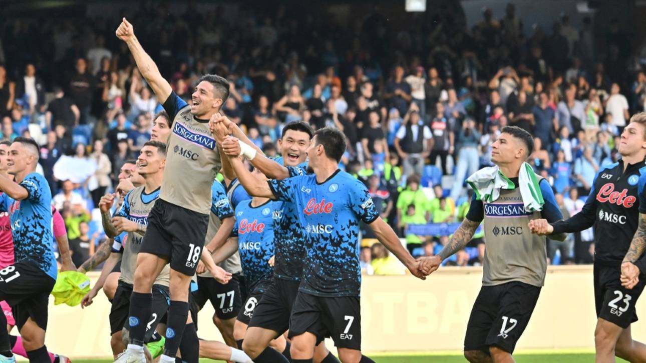 Napoli dominiert auch in Unterzahl