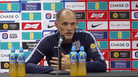 Die Rasenverhältnisse in den USA sorgen vor Turnierstart für Aufsehen. Nach dem 1:0-Erfolg gegen Neuseeland spricht auch England-Coach Thomas Tuchel über die schweren Bedingungen. 