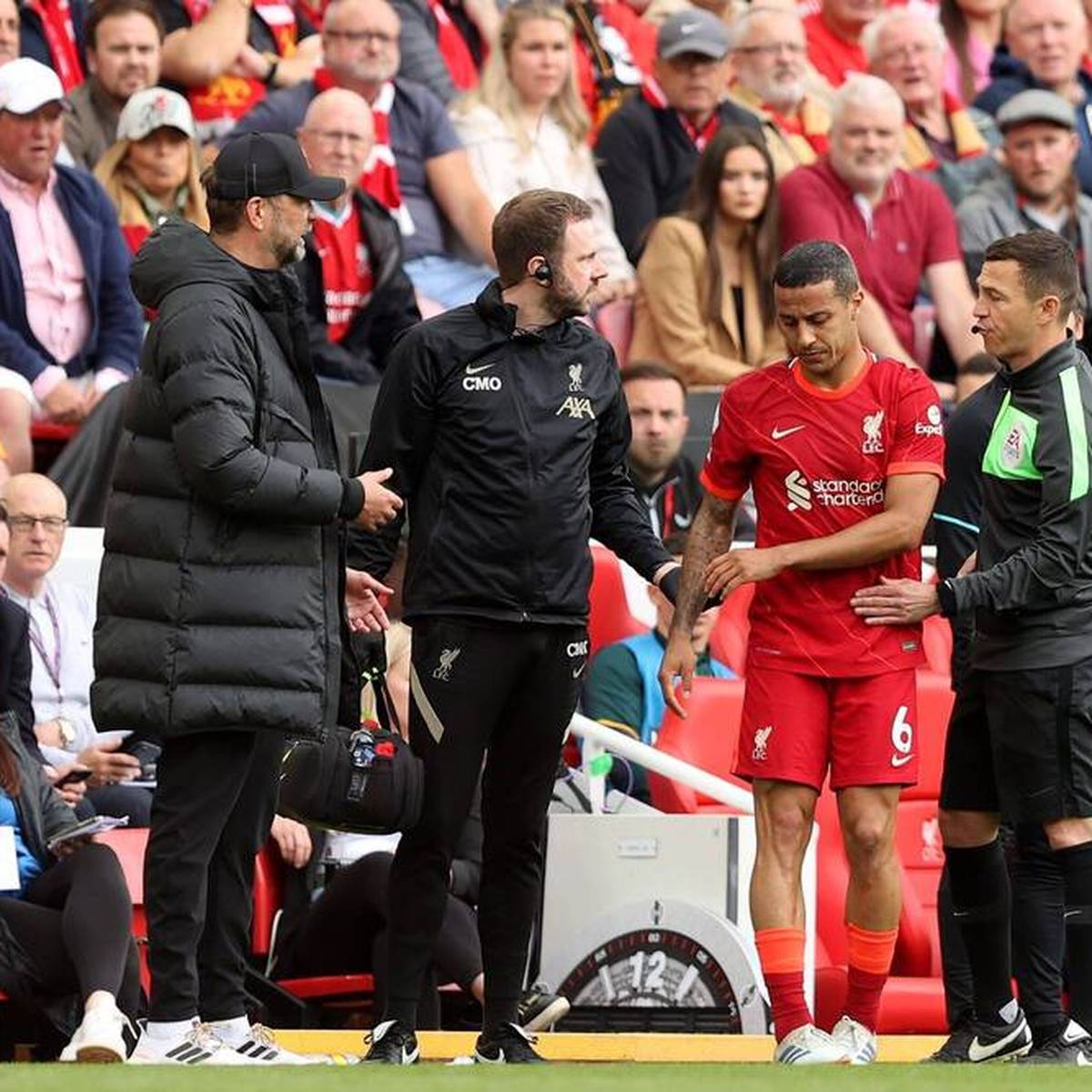 Thiago vom FC Liverpool verletzt sich im Herzschlagfinale der Premier League, droht für das Champions-League-Endspiel gegen Real Madrid auszufallen. 