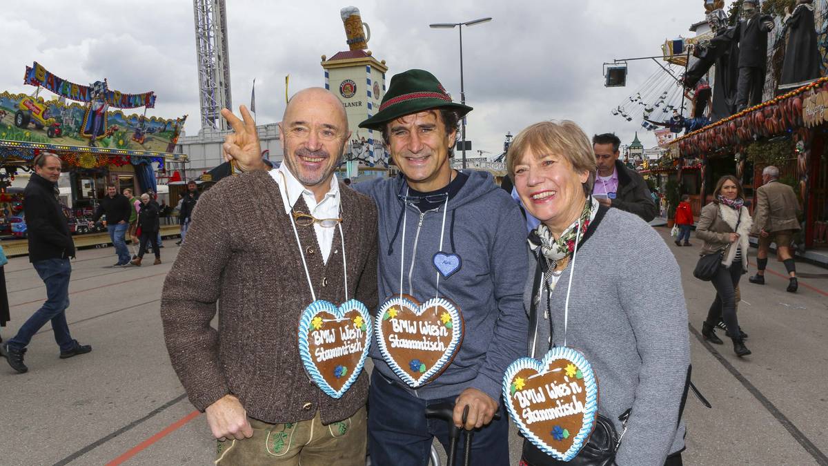 Ex-Skifahrerin Rosi Mittermaier und Ehemann Christian Neureuther posieren mit dem ehemaligen Rennfahrer und Handbiker Alessandro Zanardi