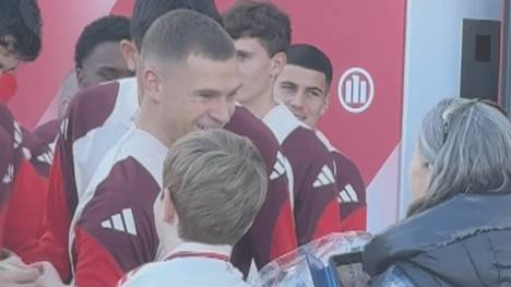 Kurz vor dem Training hat Joshua Kimmich ein Geschenk erhalten: Ein Geschenkkorb aus der Schweiz. Die Schenkerin ist von der Stiftung „Sternschuppe“. Die Reisegruppe war auf Einladung der UEFA Foundation an der Säbener Straße.