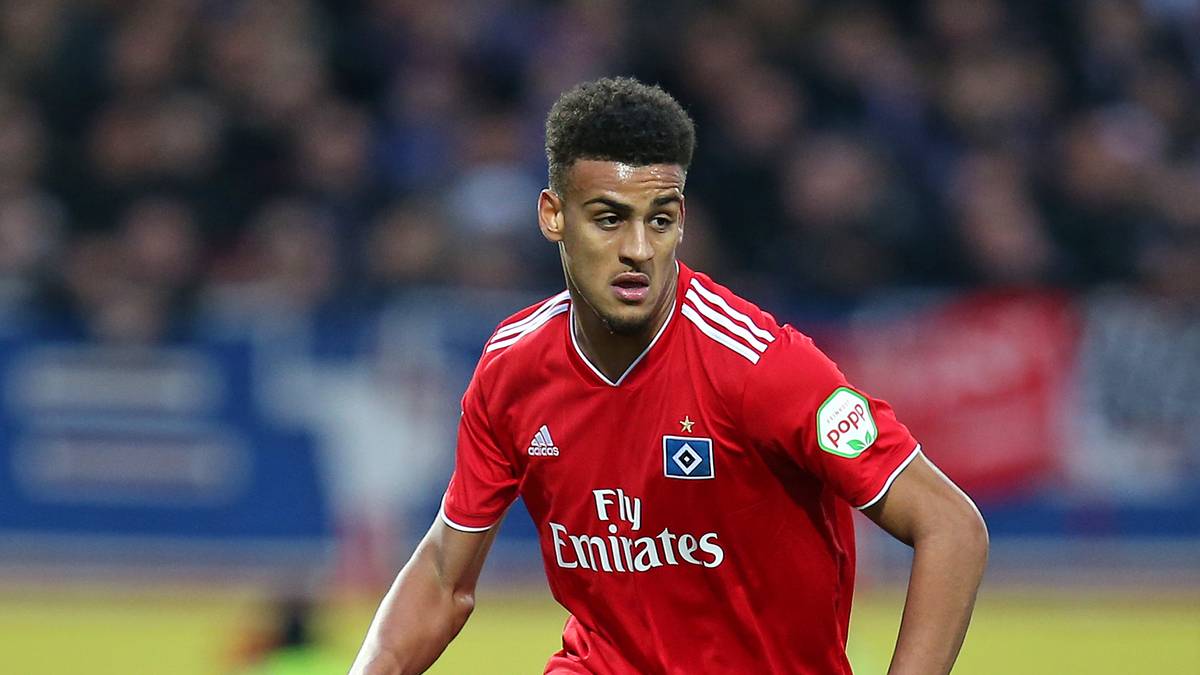 Unter Bernd Hollerbach debütierte er in der Bundesliga und bestritt in dieser Saison vier Partien in der Zweiten Liga