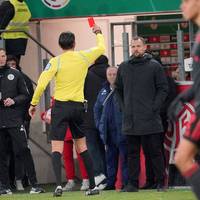 Mainz-Trainer Bo Svensson fliegt im Pokalduell gegen Bayern wegen eines Spruchs vom Platz. Schiedsrichter Deniz Aytekin erklärt die Hintergründe der Roten Karte.