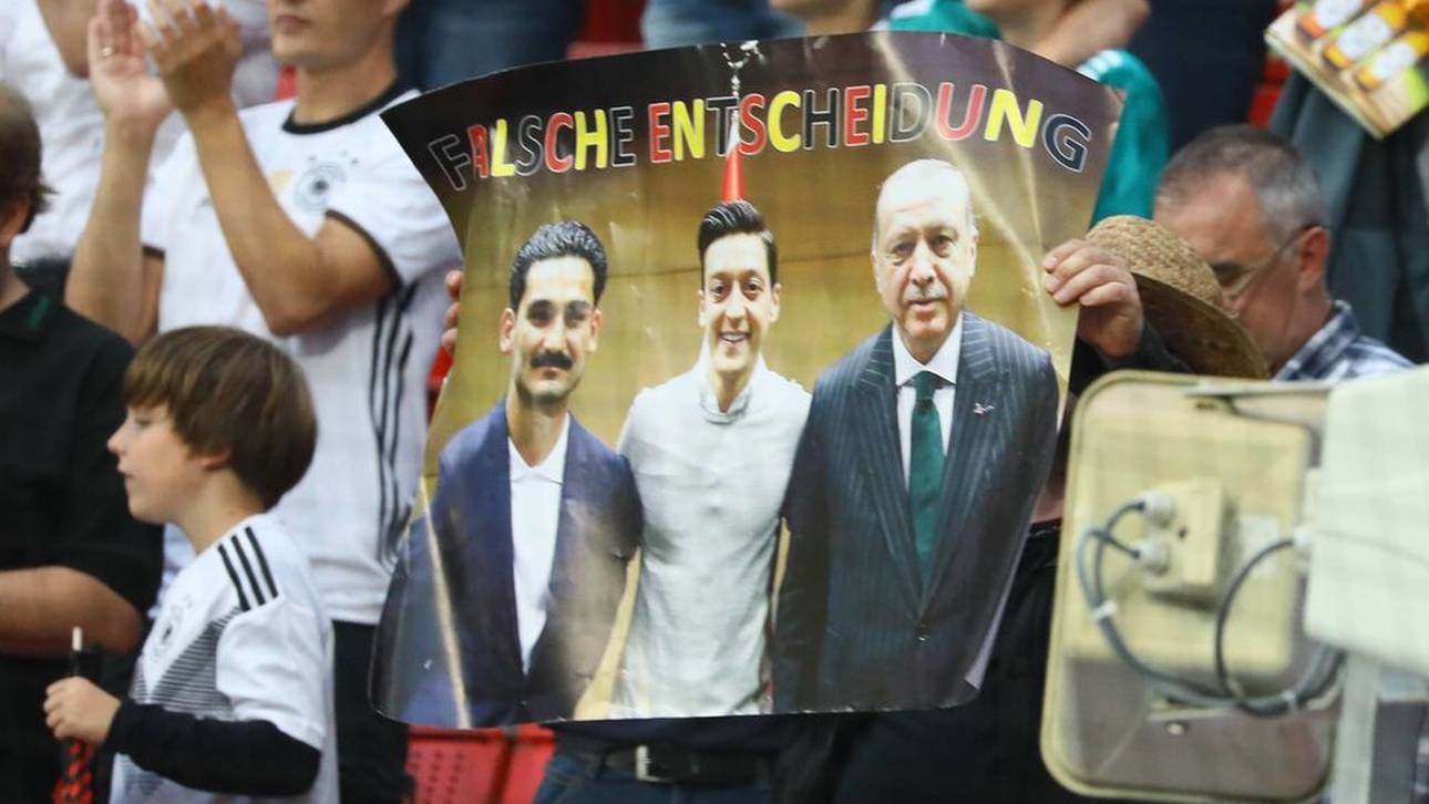 Özils Foto mit Erdogan sorgte 2018 in Deutschland für Unverständnis 