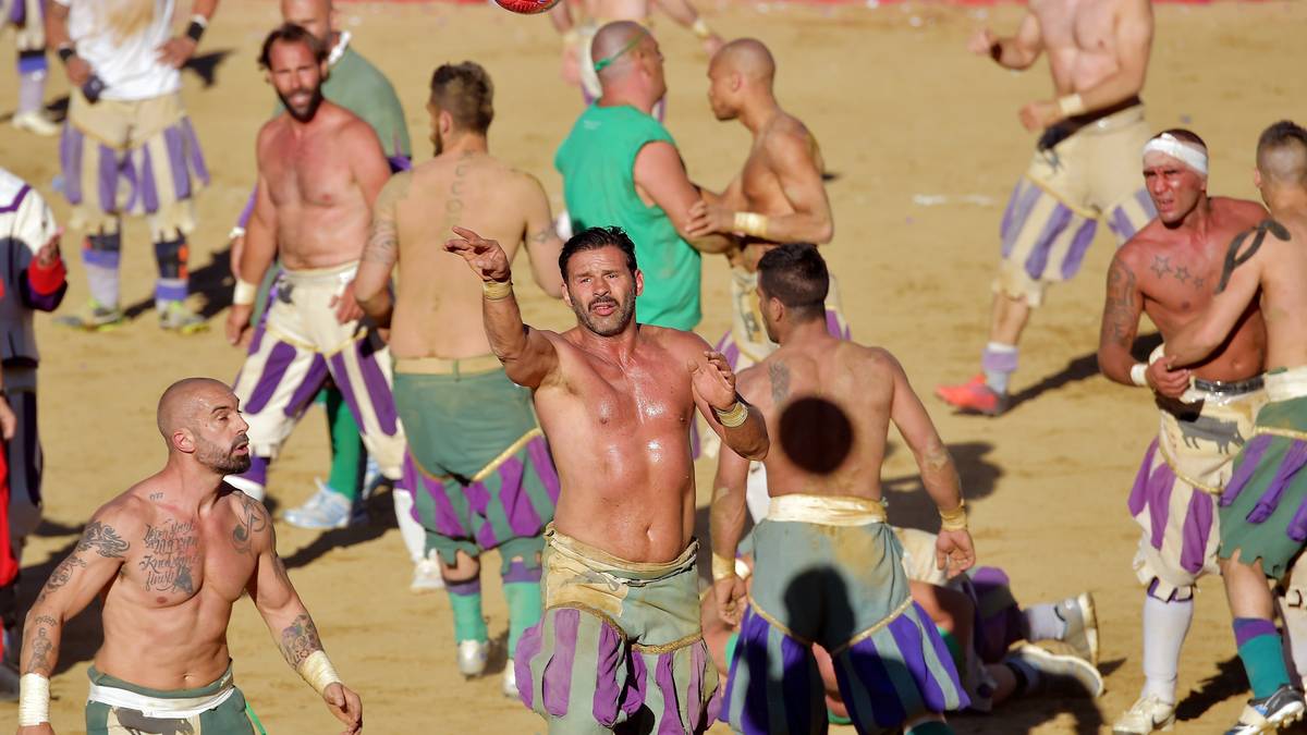 Die Grundregeln des Calcio Storico oder Calcio Fiorentino sind im Grunde genommen ganz einfach. Gespielt wird auf einem etwa 60x30 Meter großen, umzäunten Sandplatz. Zwei Mannschaften mit je 27 Spielern versuchen, den Ball ins gegnerische Netz zu befördern - und zwar mit allen Mitteln