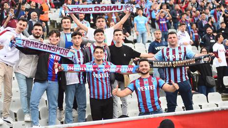Fans von Trabzonspor feiern ihre Mannschaft