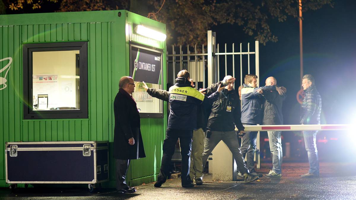 Allerdings sorgt bereits zwei Stunden vor dem Anpfiff der Fund eines verdächtigen Gegenstand für große Unruhe
