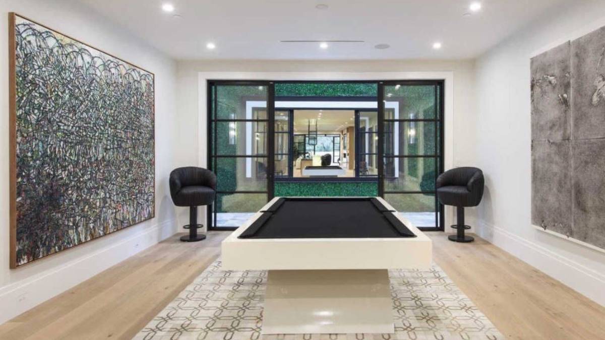 Für Spiel und Spaß ist auch gesorgt: Ein Billardtisch darf natürlich nicht fehlen. Links und rechts zieren Kunstwerke die Wände