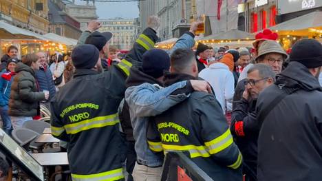 Die Fans des SC Freiburg sorgen für Stimmung in der Altstadt von Lille. Dabei bekommen sie Unterstützung von der örtlichen Feuerwehr.