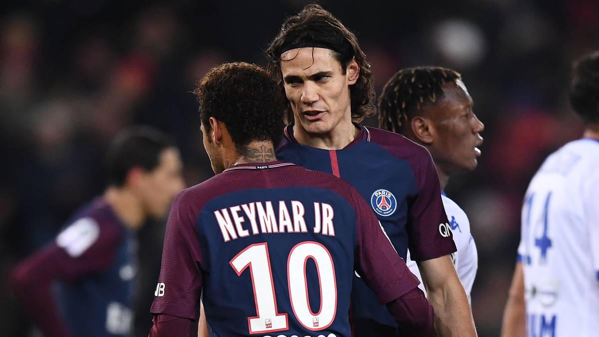 Auch der Elfmeterzoff zwischen Neymar und Cavani sorgt für andauernde Schlagzeilen, weil es laut französischen Medienberichten insgesamt in der Mannschaft nicht stimmen soll. Die etablierten Stars sollen neidisch auf die Bevorzugung und das Mega-Gehalt des Brasilianers blicken - rund drei Millionen pro Monat plus geschätzte 20 Millionen Prämien im Jahr