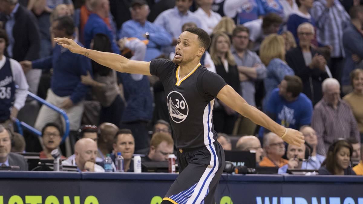 Stephen Curry ist DER Überflieger der NBA. Mit den Golden State Warriors bricht der Dreier-König einen Rekord nach dem anderen. Doch welcher Mensch steckt eigentlich hinter dem Basketball-Superstar? SPORT1 zeigt Currys Leben in Bildern
