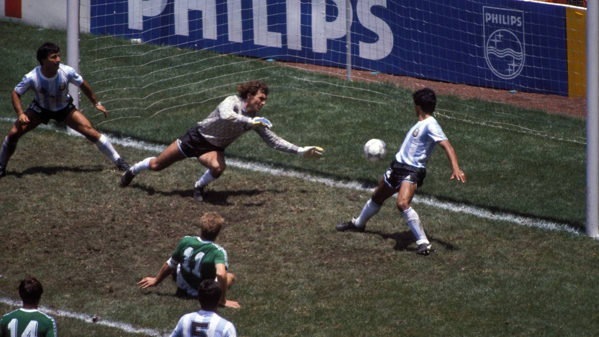 29. Juni 1986: Vielleicht Rummenigges größte Niederlage. Im WM Finale gegen Argentinien läutet der am Boden liegende Stürmer mit seinem Treffer zum 1:2 zwar die zwischenzeitliche Aufholjagd ein. Doch am Ende geht die WM-Trophäe doch an Diego Maradonas Gauchos. Für Rummenigge das zweite verlorene WM-Endspiel nacheinander. Er tritt aus der Nationalmannschaft zurück