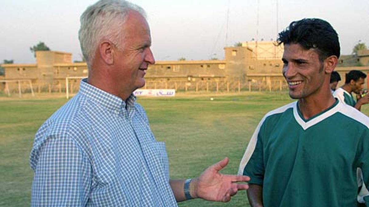 Bernd Stange ist als Globetrotter und Trainer in Krisenregionen auf alles gefasst. Bei seinem Engagement als Nationaltrainer des Irak ließ sich Stange 2002 eine Klausel in den Vertrag schreiben, laut der er im Kriegsfall gehen konnte. Aus eben jenem Grund trat er zwei Jahre später zurück